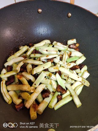 牛肉丁炒不老豆的做法步骤：3