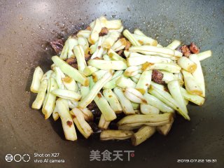 牛肉丁炒不老豆的做法步骤：6