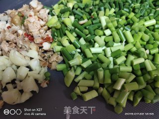 鸡肉丁炒蒜薹的做法步骤：1