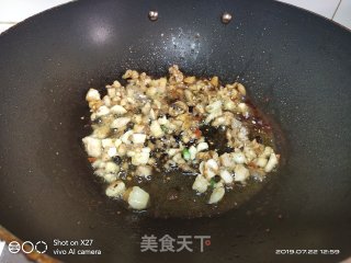 鸡肉丁炒蒜薹的做法步骤：2