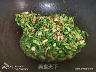 鸡肉丁炒蒜薹的做法步骤：3