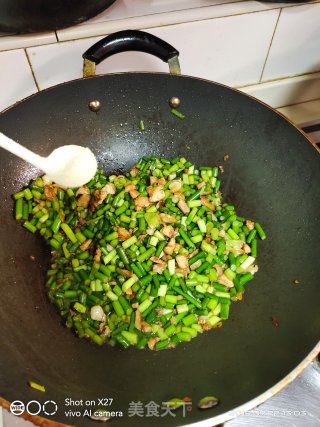 鸡肉丁炒蒜薹的做法步骤：4