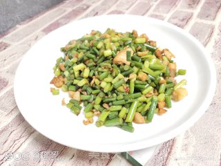 鸡肉丁炒蒜薹的做法步骤：5