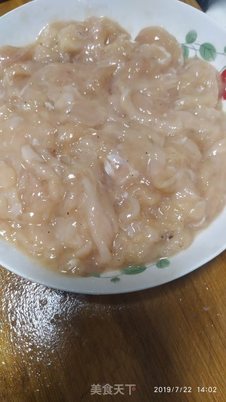 鸡胸肉炒土芹的做法步骤：1