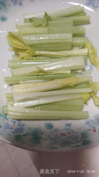 鸡胸肉炒土芹的做法步骤：2