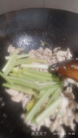鸡胸肉炒土芹的做法步骤：5