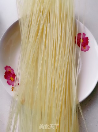 煮米粉的做法步骤：1