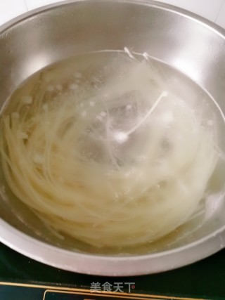 煮米粉的做法步骤：2