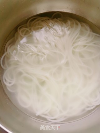 煮米粉的做法步骤：3