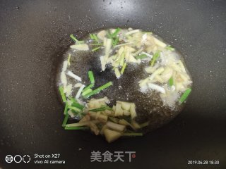 牛肉炒西红柿的做法步骤：2