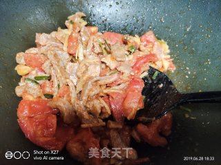 牛肉炒西红柿的做法步骤：4