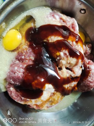 虾仁猪肉饺子的做法步骤：1
