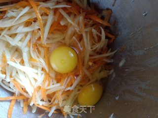 土豆胡萝卜丝鸡蛋饼的做法步骤：3