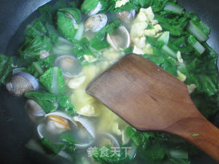 鸡蛋圆蛤小白菜汤的做法步骤：6
