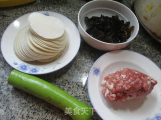黑木耳夜开花肉馅饺子的做法步骤：1