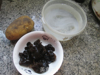 黑木耳土豆炒粉丝的做法步骤：1