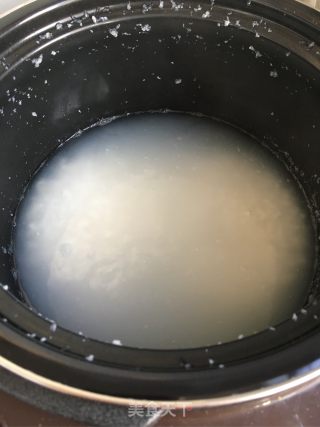 丝瓜鸡丝粥的做法步骤：1