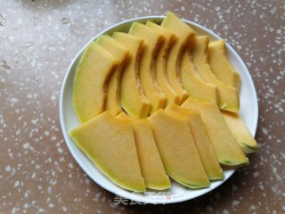 蒜茸蒸南瓜的做法步骤：2