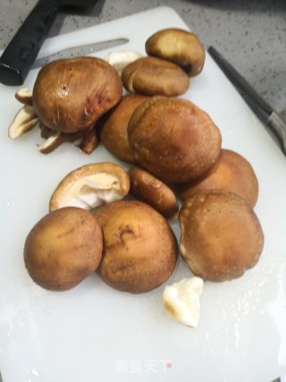 香菇炒鸡蛋的做法步骤：1