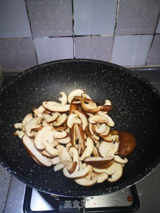 香菇炒鸡蛋的做法步骤：4