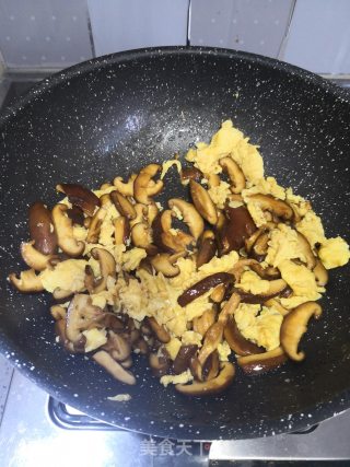 香菇炒鸡蛋的做法步骤：6