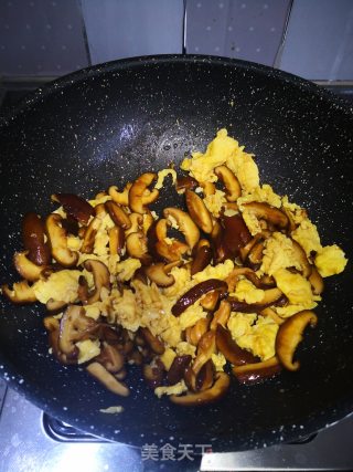 香菇炒鸡蛋的做法步骤：7