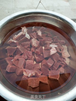 番茄牛肉炖土豆的做法步骤：1