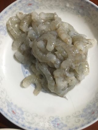 红萝卜玉米炒虾仁的做法步骤：1