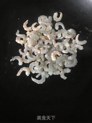 红萝卜玉米炒虾仁的做法步骤：4