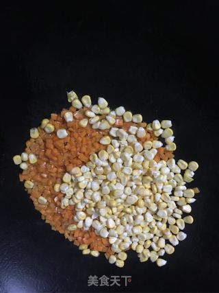 红萝卜玉米炒虾仁的做法步骤：6
