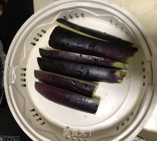 青椒拌紫茄的做法步骤：1