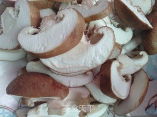 香菇土豆粉的做法步骤：2