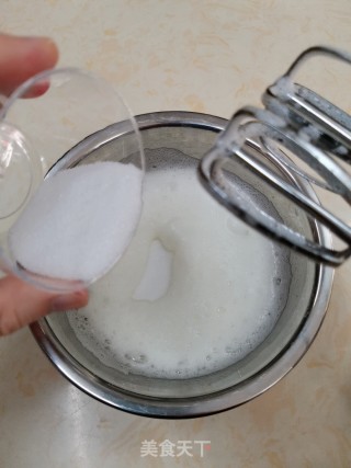 草莓戚风冰淇淋奶油蛋糕 快手蛋糕的做法步骤：10
