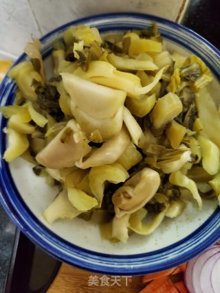 青红椒炒酸菜的做法步骤：1