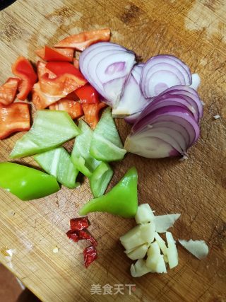 青红椒炒酸菜的做法步骤：2