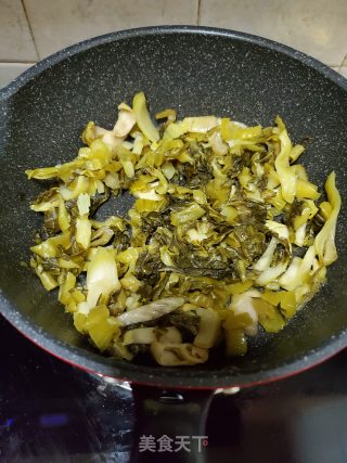 青红椒炒酸菜的做法步骤：3