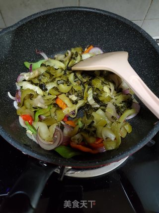 青红椒炒酸菜的做法步骤：6