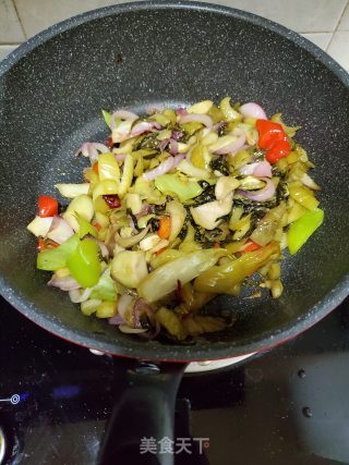 青红椒炒酸菜的做法步骤：7