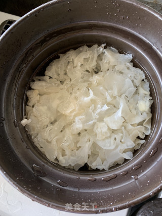 冰糖雪梨炖银耳的做法步骤：1