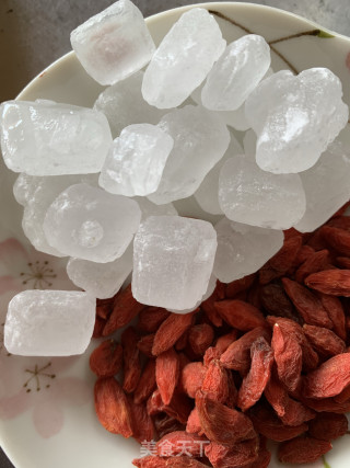 冰糖雪梨炖银耳的做法步骤：2