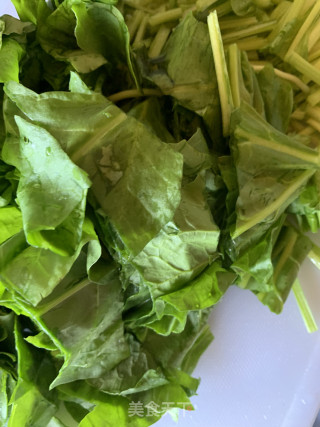 芝麻酱拌菠菜的做法步骤：1