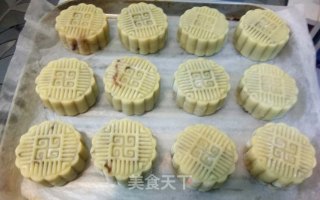 豆沙蛋黄月饼的做法步骤：7