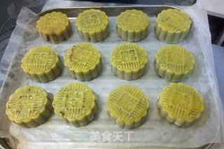 豆沙蛋黄月饼的做法步骤：8