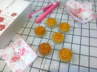 豆沙蛋黄月饼的做法步骤：11