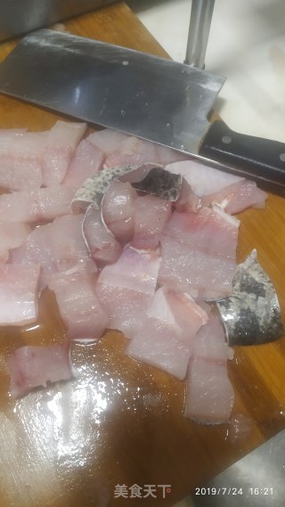红烧无骨黑鱼的做法步骤：1