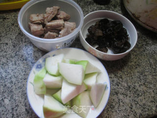 黑木耳蒲瓜排骨汤的做法步骤：1