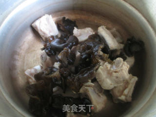 黑木耳蒲瓜排骨汤的做法步骤：2