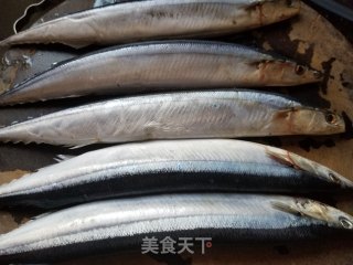 香煎秋刀鱼的做法步骤：1