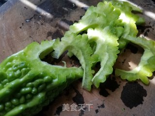 XO酱炒苦瓜的做法步骤：2