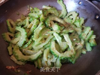 XO酱炒苦瓜的做法步骤：8